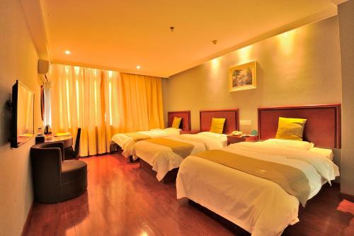 une chambre d'hôtel avec deux lits et une fenêtre dans l'établissement GreenTree Alliance JiangSu SuZhou Industrial Park LianFeng Plaza Hotel, à Suzhou
