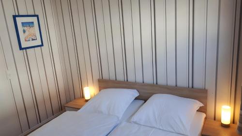 a bedroom with two white pillows and two lamps at 4-Sterne Ferienwohnung Carbach -Perfekt für Radfahrer- in Boppard