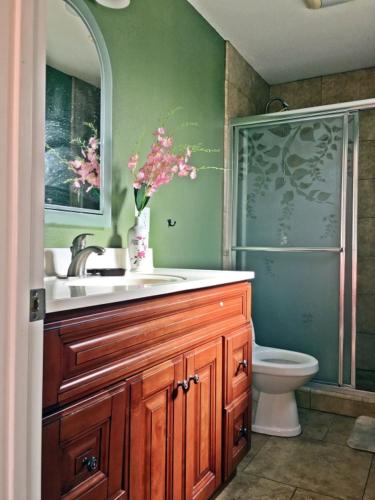 ein Badezimmer mit Waschbecken und Toilette in der Unterkunft Warm Rooms in La Puente