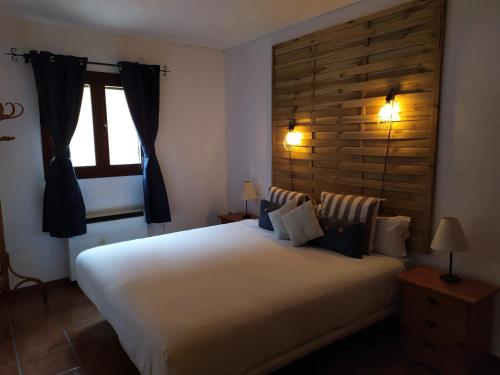 a bedroom with a large white bed and a window at Rural Arco Iris in Cuenca