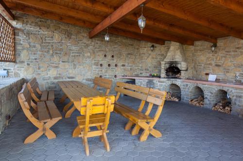un patio con tavolo, sedie e camino di Privat Julia a Vrbov