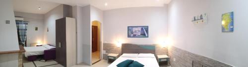 a hotel room with two beds in a room at B&B AMURI RANNI in Avola