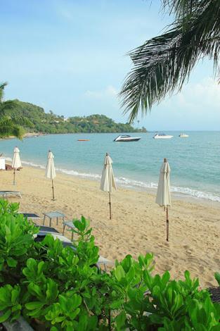 a group of umbrellas on a beach with the ocean at Reuan Phaolai in Bophut 