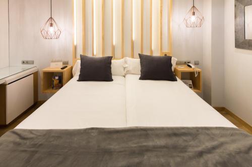 Letto o letti in una camera di Hotel Fruela
