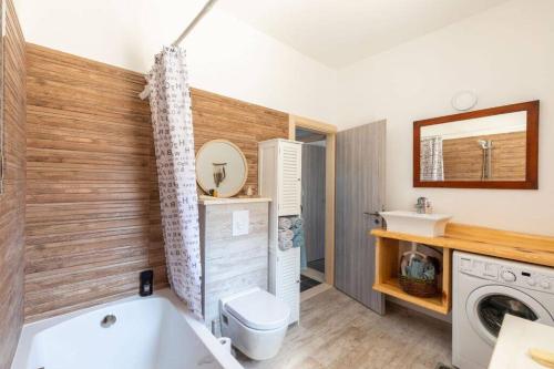 uma casa de banho com uma banheira, um WC e um lavatório. em Apartment Amula em Korčula