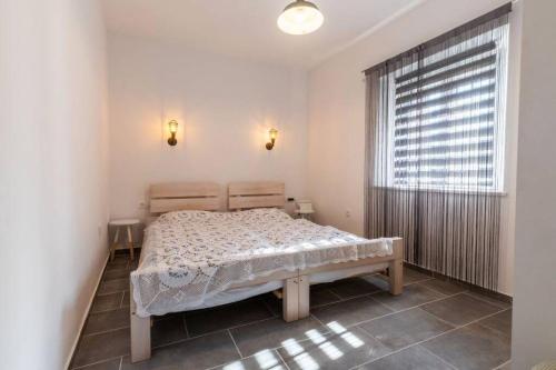 sypialnia z łóżkiem i dużym oknem w obiekcie Apartment Amula w Korčuli