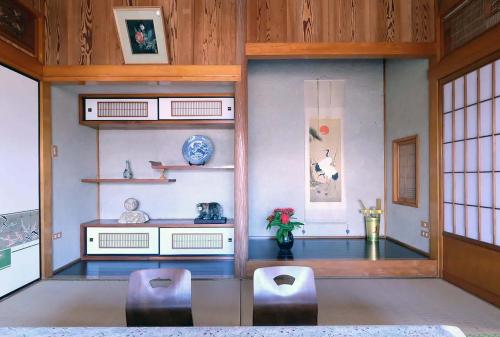 久米島町にあるKumi no Yado Gettou 2のテーブルと椅子2脚が備わる客室です。