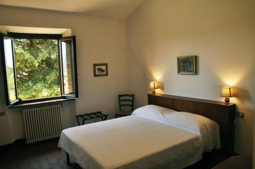 A bed or beds in a room at La Colombera in Toscana