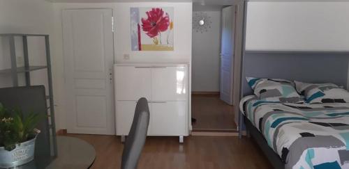 1 dormitorio con cama, tocador y mesa en Ailleurs Land - Provence, en Néoules