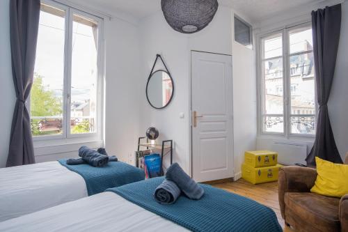 une chambre avec deux lits et une fenêtre dans l'établissement Cabourg Cosy chic Cabourg hyper-centre 4 pers, 2 bedrooms , 2 sdb, terrasse, wifi, à Cabourg
