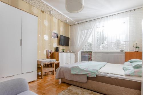 1 dormitorio con cama y ventana en Willa Major, en Dziwnów