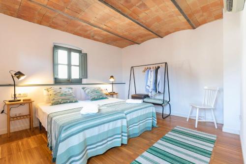 1 dormitorio con 1 cama grande y suelo de madera en Bravissimo Raïms Penthouse en Girona