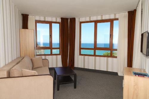 un soggiorno con divano e 2 finestre di Lozenets View Hotel a Lozenets