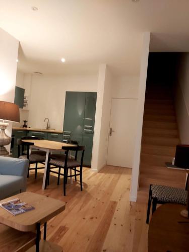 - un salon avec des tables et des chaises et un escalier dans l'établissement L'annexe de ma cabane, à Bordeaux