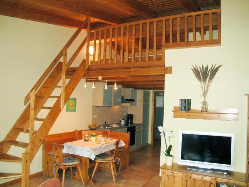 sala de estar con mesa de comedor y escalera en Apartment Gutspark Seeblick by Interhome, en Kägsdorf