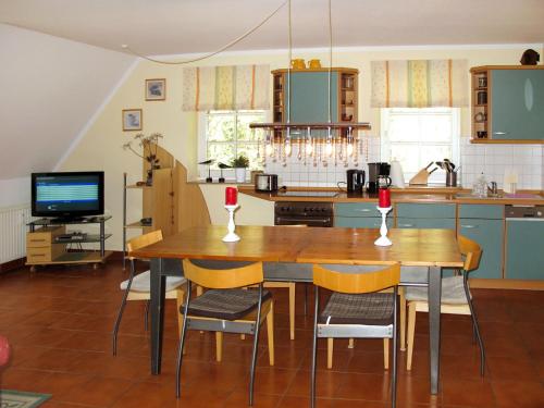 ボルンにあるApartment Spitzgatt by Interhomeのキッチン(テーブル、椅子、テレビ付)