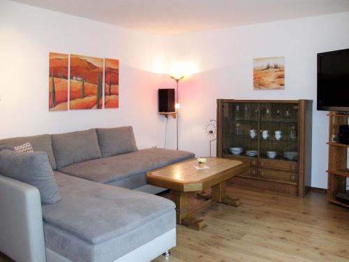 uma sala de estar com um sofá e uma mesa em Holiday Home Ferienhaus Meer em Wiarden