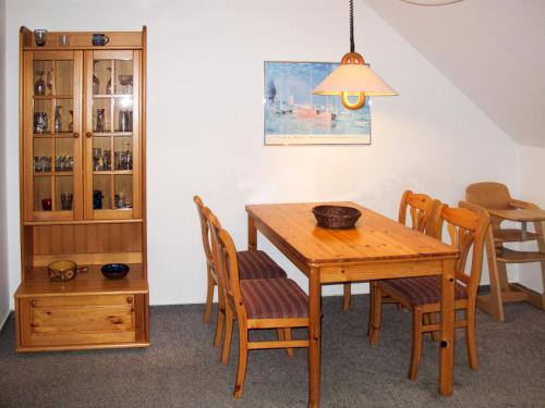 ein Esszimmer mit einem Holztisch und Stühlen in der Unterkunft Apartment Blaumuschel - LUB108 by Interhome in Lubmin