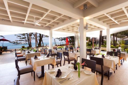 TUI BLUE Khao Lak Resort tesisinde bir restoran veya yemek mekanı