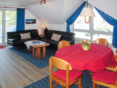 ein Wohnzimmer mit einem Tisch und einem Sofa in der Unterkunft Apartment Blaumuschel - LUB101 by Interhome in Lubmin