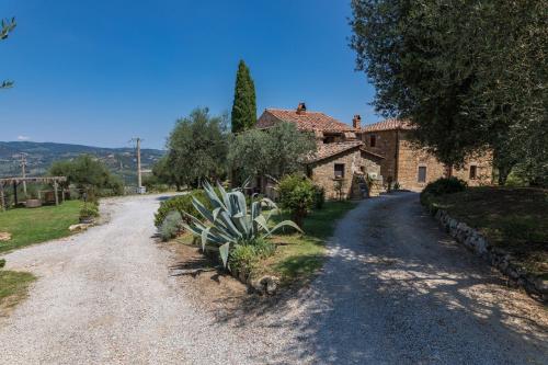 a gravel road in front of a house at Villa Rachele in Monte Amiata