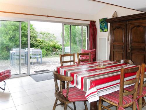 une salle à manger avec une table et des chaises rouges et blanches dans l'établissement Holiday Home Le Petit Clos by Interhome, à Regnéville-sur-Mer