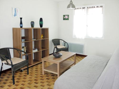 une chambre avec un lit, deux chaises et une table dans l'établissement Holiday Home Le Maupas by Interhome, à La Tranche-sur-Mer