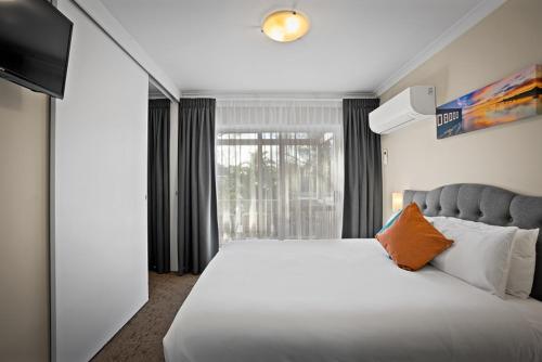 Tempat tidur dalam kamar di Broadwater Resort WA Tourism Awards 2022 Gold Winner