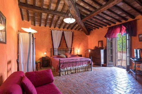 1 dormitorio con 1 cama y 1 sofá en una habitación en Villa Rachele, en Monte Amiata