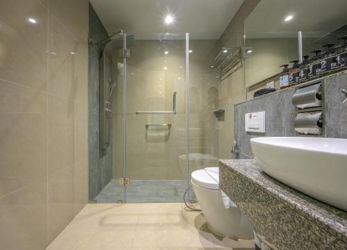 ein Bad mit einem WC, einem Waschbecken und einer Dusche in der Unterkunft Zenseana Resort & Spa - SHA Plus in Patong Beach