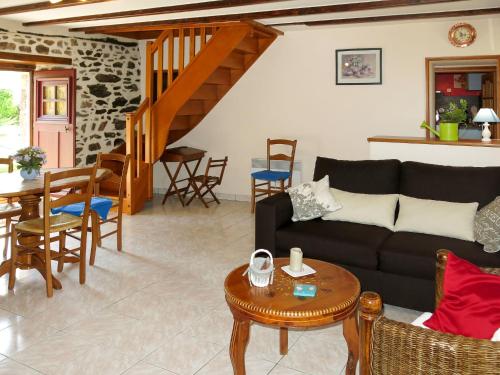 ein Wohnzimmer mit einem Sofa und einem Tisch in der Unterkunft Holiday Home La Chevalerie - SUB102 by Interhome in Sourdeval-les-Bois