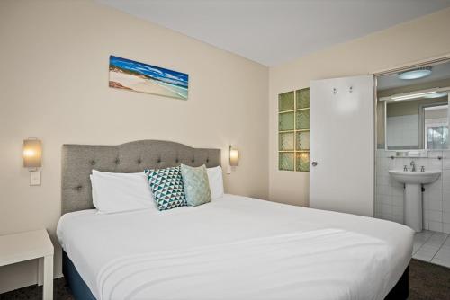 Postel nebo postele na pokoji v ubytování Broadwater Resort WA Tourism Awards 2024 Gold Winner