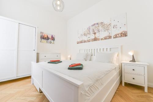 1 dormitorio blanco con 1 cama blanca y 2 almohadas en Brand New Apartment next to Old Town Square en Praga