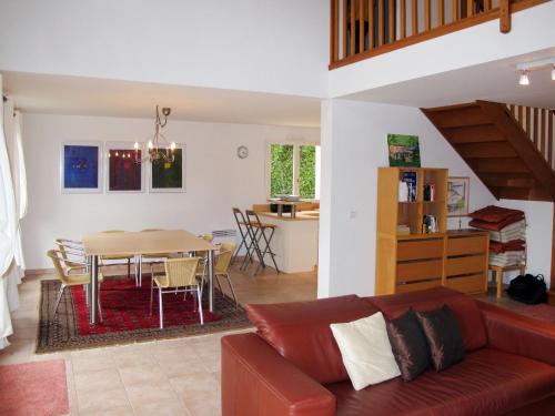 un salon avec un canapé et une table dans l'établissement Holiday Home Olivier by Interhome, à Mougins