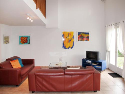 un salon avec un canapé rouge et une télévision dans l'établissement Holiday Home Olivier by Interhome, à Mougins