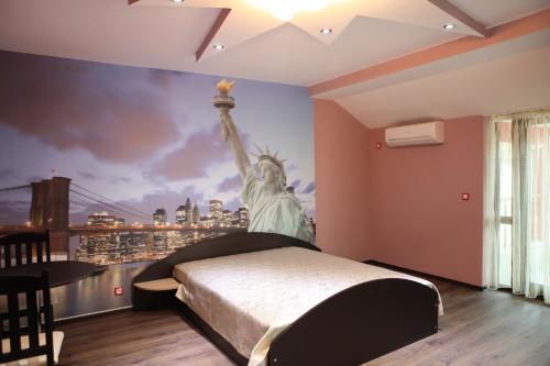 a room with a mural of the statue of liberty at Meatsa Hotel in Kŭrdzhali