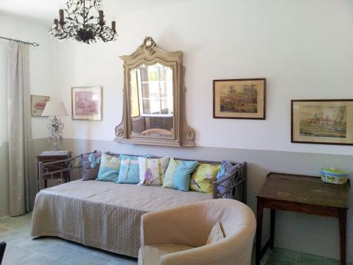 ガレリアにあるHoliday Home Primavera - GAL201 by Interhomeのベッドルーム1室(鏡付きベッド1台、椅子付)