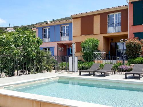 una casa con piscina delante de un edificio en Holiday Home Primavera-2 by Interhome, en Galeria