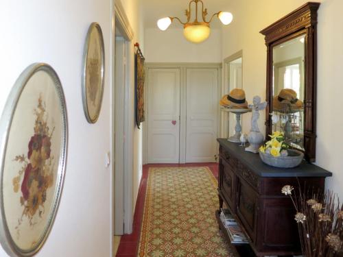 pasillo con tocador y espejo en la pared en Holiday Home Primavera-1 by Interhome, en Galeria