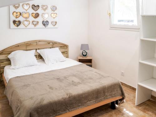 une chambre blanche avec un grand lit et une fenêtre dans l'établissement Apartment A Suara di Mare by Interhome, à Ghisonaccia