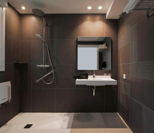 La salle de bains est pourvue d'un lavabo et d'un miroir. dans l'établissement Ameztoi Experience, à Getaria