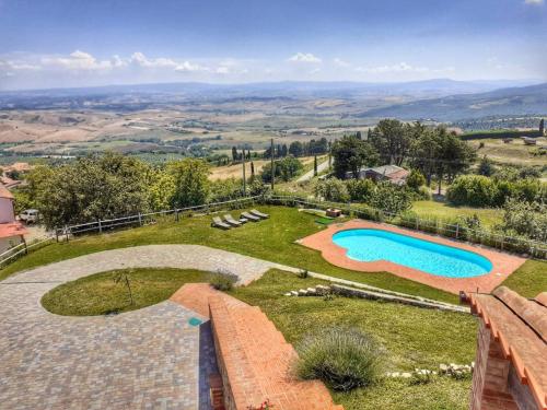 vista aerea su un cortile con piscina di Dimora Degli Angeli a Chianni