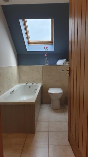 Bilik mandi di Old Farm Holiday Cottages - Scottish Borders
