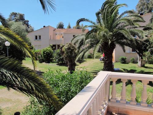 een uitzicht vanaf het balkon van een huis met palmbomen bij Apartment Thalassa - CAL200 by Interhome in Calvi