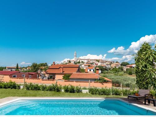 Bazén v ubytování Holiday Home Jurican by Interhome nebo v jeho okolí