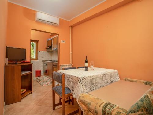 jadalnia ze stołem i butelką wina w obiekcie Apartment Jukić-3 by Interhome w mieście Kaštelir