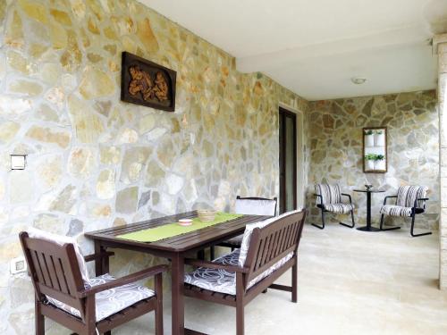 Apartment Viliam - ROJ530 by Interhome في كانافانار: غرفة طعام مع طاولة خشبية وكرسيين