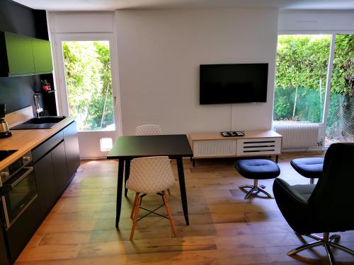 Η κουζίνα ή μικρή κουζίνα στο Studio moderne,parking,piscine,tennis,terrasse.