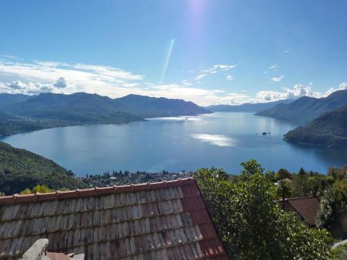 una vista de un gran cuerpo de agua con montañas en Apartment della Nonna by Interhome, en Musignano