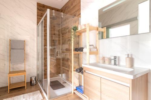 ein Bad mit einer Dusche und einem Waschbecken in der Unterkunft APARTMAN SOKOL**** in Velika Gorica